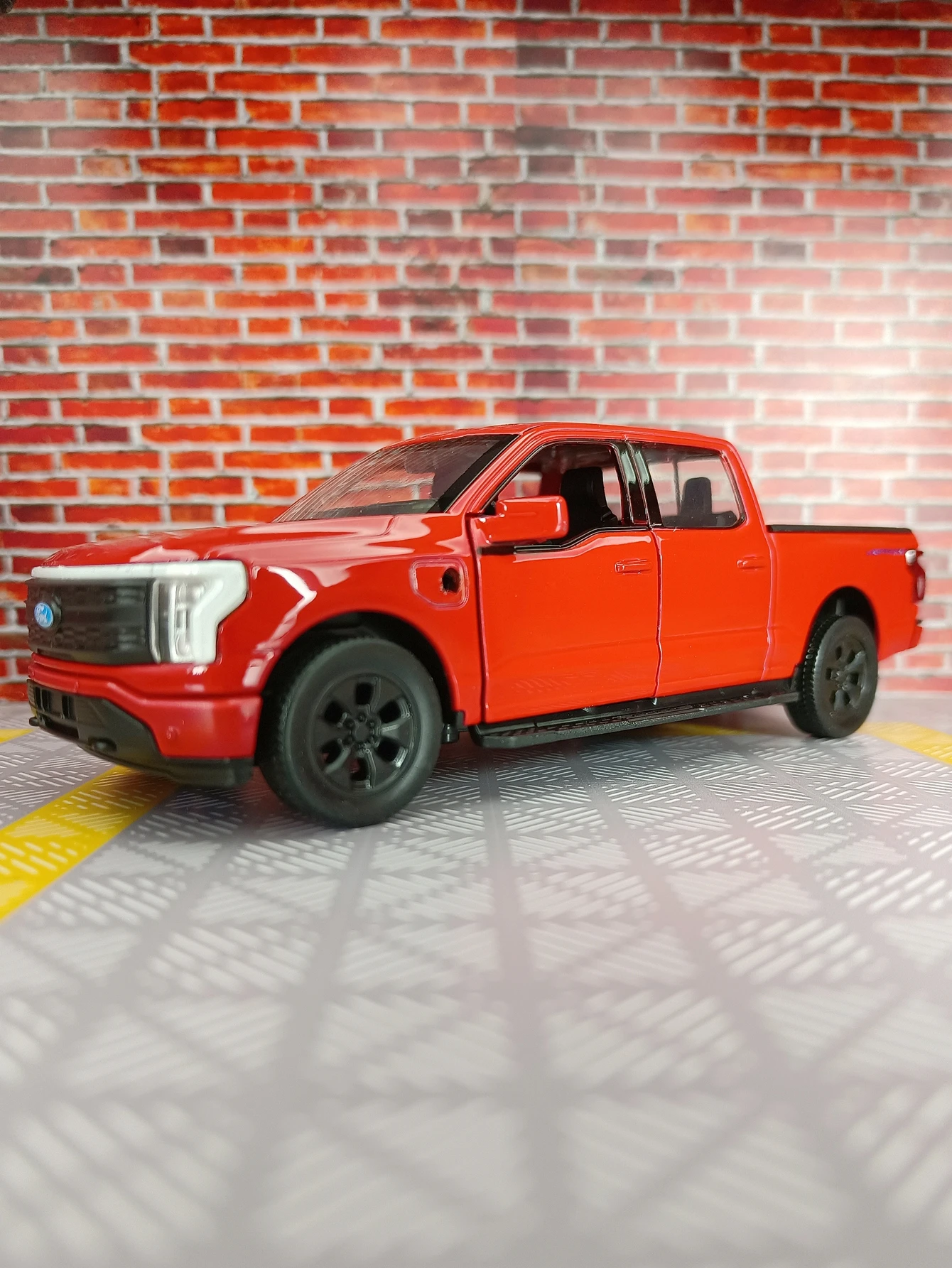 CCA 1:36 Ford F150 nova energia 2022 liga modelo de carro decoração porta pode ser aberta com puxador acústico-óptico carro de brinquedo infantil