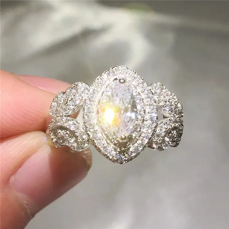 Huitan Gorgeous Women Rings with Brilliant Cubic Zirconia Silver Color Romatic Engagement Rings for Lover Hot Trendy Jewelry