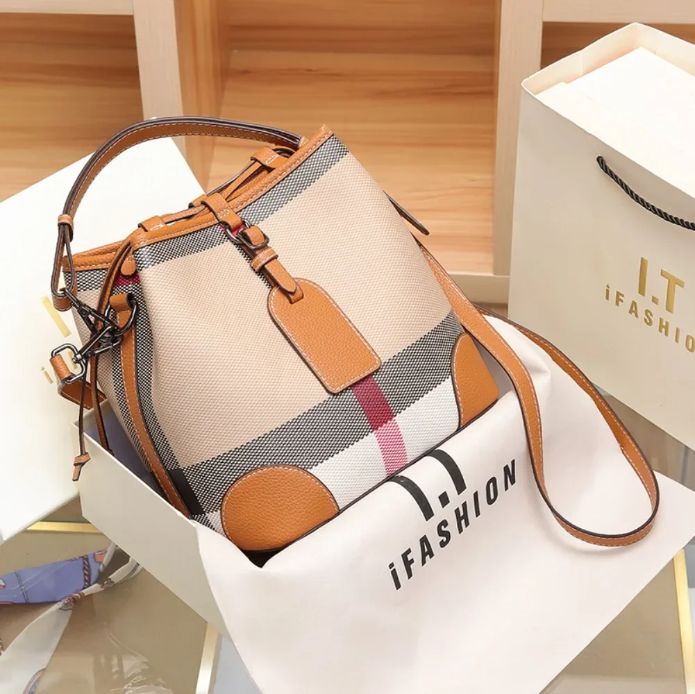 2026 ​ ​ กระเป๋าถือทรงถังสำหรับผู้หญิงสุดหรู รุ่นใหม่ ความจุเยอะ สะพายไหล่หรือสะพายข้างได้ ดีไซน์อเนกประสงค์ สวยเก๋ คลาสสิก ลายตาราง ​ ​