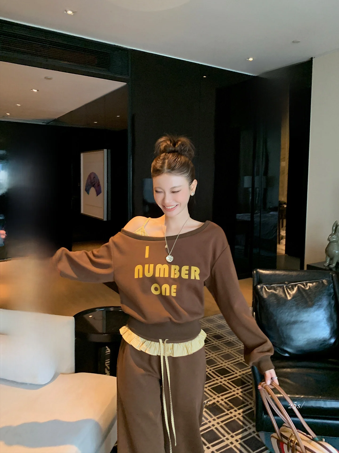 

LIONE Caramel Fac Color Blo oulder Hoodie And Wide Leg Pants Set Casual Loose Fit Faion Ensemble for Women