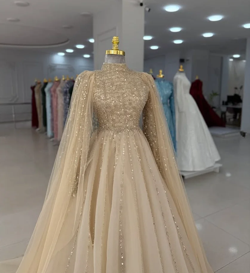 Champagnergold glitzernde muslimische Kaftan-Abendkleider mit Cape-Glitter, Stehkragen, langen Ärmeln, Kaftan-Abschlussballkleid nach Maß