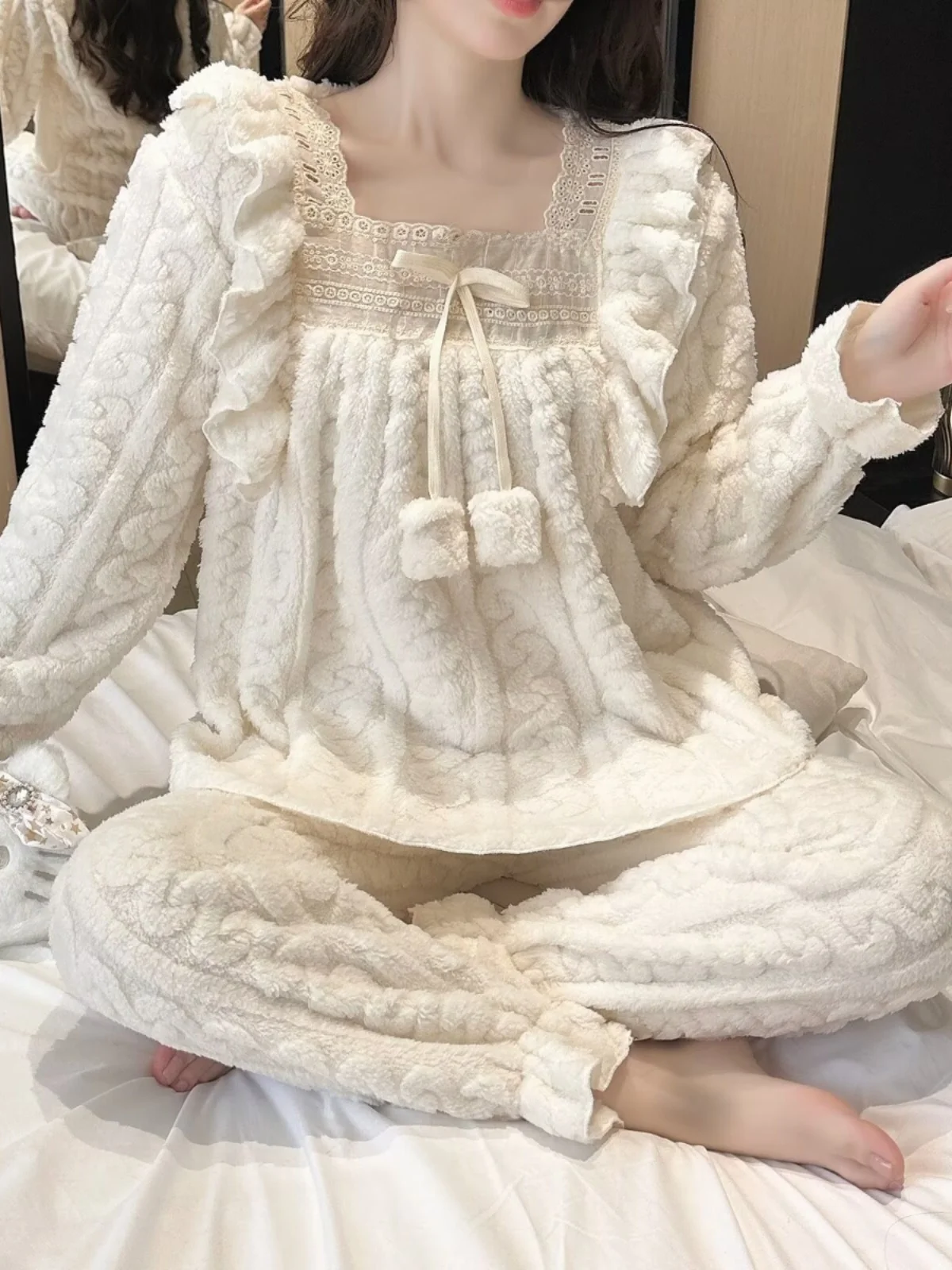 

Women's Winter Coral Velvet Pajamas Set Thickened Fluffy O-neck Two-piece Homewear Loungewear Leisure Pajamas for Cold Weather