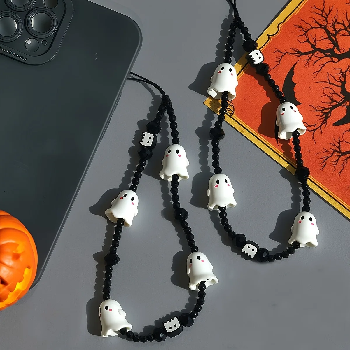 Image of Neues Trendiges Halloween-Style Handyband, Niedliche Weiße 3D-Geister-Perlenkette, Glocken-Totenkopf-Anhänger, Anti-Verlust-Handyschlaufe