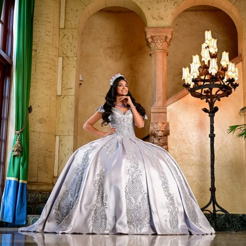 

Атласное серебристое платье для квинсеаньеры с открытыми плечами, кристаллами, пайетками и длинным шлейфом, vestidos de 15 Quinceanera ﻿ Индивидуальный заказ