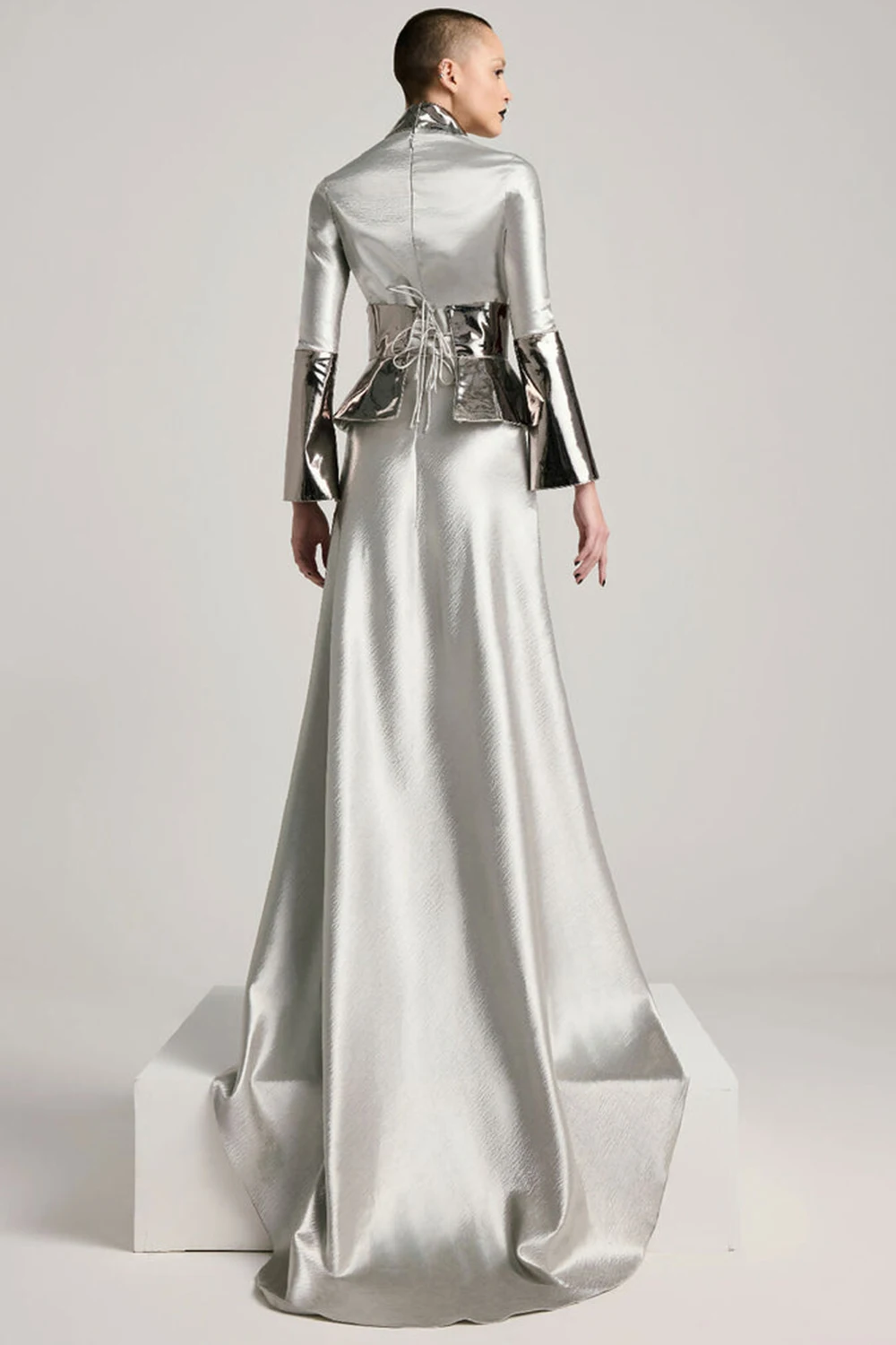 Satynowa sukienka maxi damska w kolorze srebrnym z metalicznym efektem, patchworkowa, z długim rękawem i golfem.