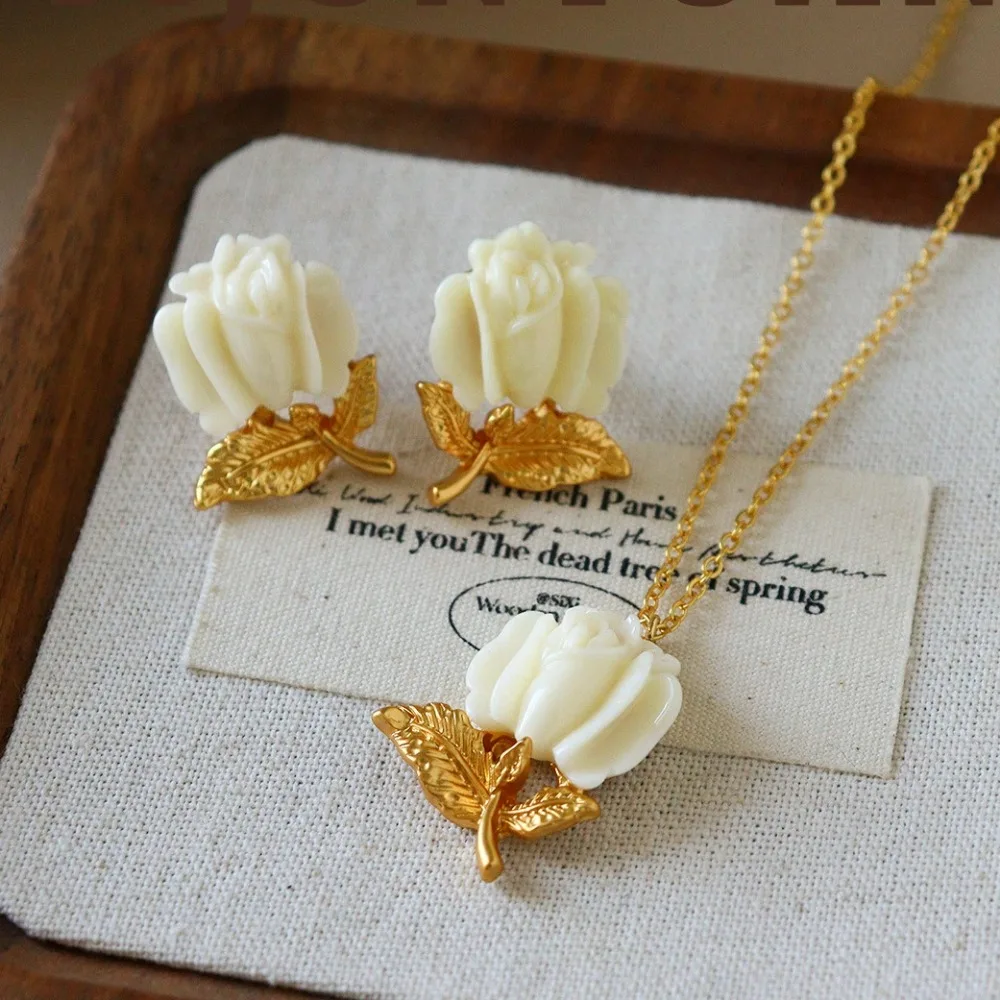 

New Retro Fashion Versatile Exquisite White Tulip Pendant Necklace Light Luxury Niche Design High-end Clavicle Chain for Women