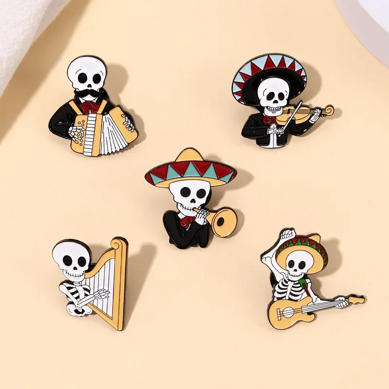 El cráneo juega un instrumento música esmalte Pins broches mujeres hombres solapa insignias mochila Collar joyería de moda regalos para niños F