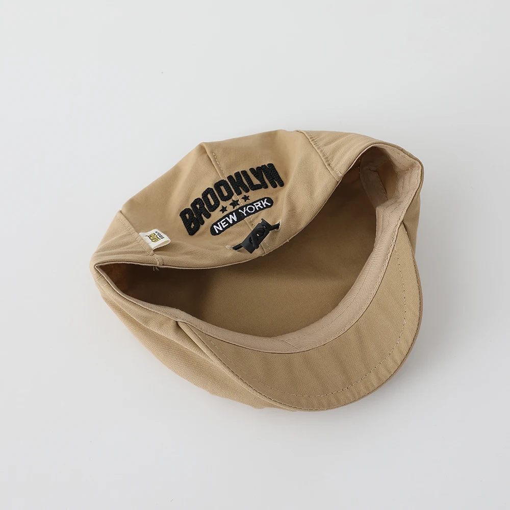 

British retro style. Five-pointed star three-dimensional embroidery on the back. Forward hat with drawstring for adjustable size