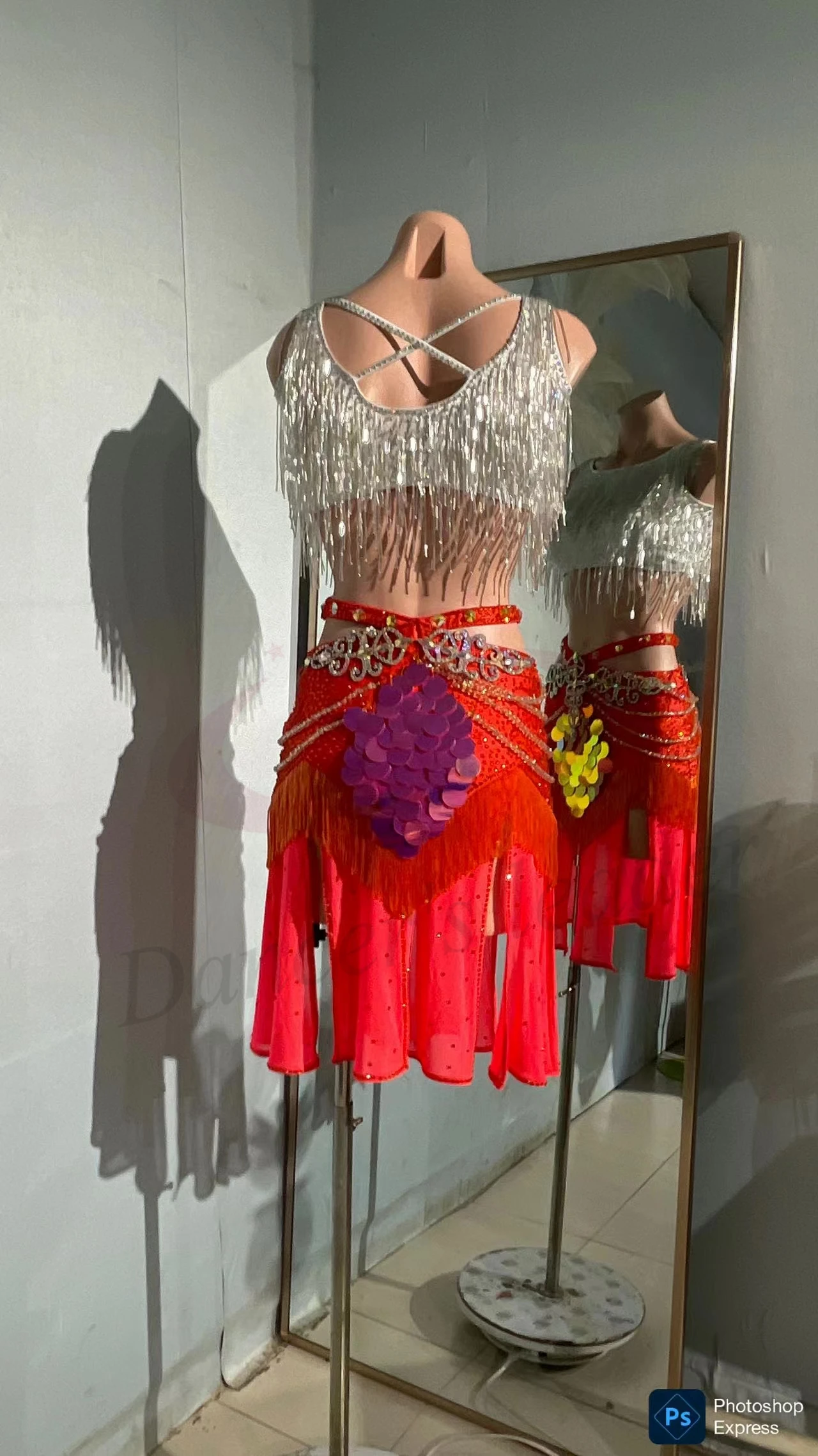 مسابقة الرقص اللاتيني المرأة الراقية مخصص الفضة شرابة الصدرية تنورة حمراء أداء السامبا فستان حجر الراين