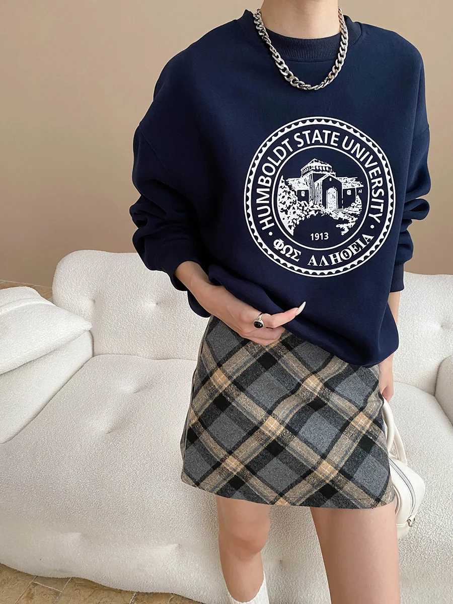 Mittelalterlicher College-amerikanischer, farblich kontrastierender, diagonaler Gitter-Look mit hoher Taille, schmaler, hüftumwickelter Woll-Kurzrock in A-Linie