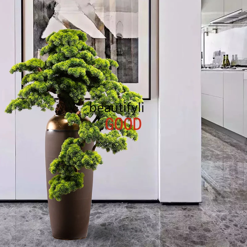 Необычное искусственное украшение для сосны