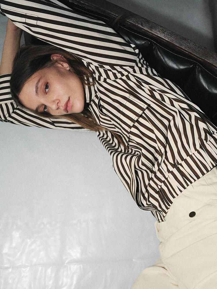 เสื้อแจ็คเก็ตสไตล์นักบินลายทางลำลองสำหรับผู้หญิง ฤดูใบไม้ผลิ 2026 รุ่นใหม่ล่าสุด สไตล์อเนกประสงค์ เสื้อคลุมแฟชั่นสไตล์ยุโรป