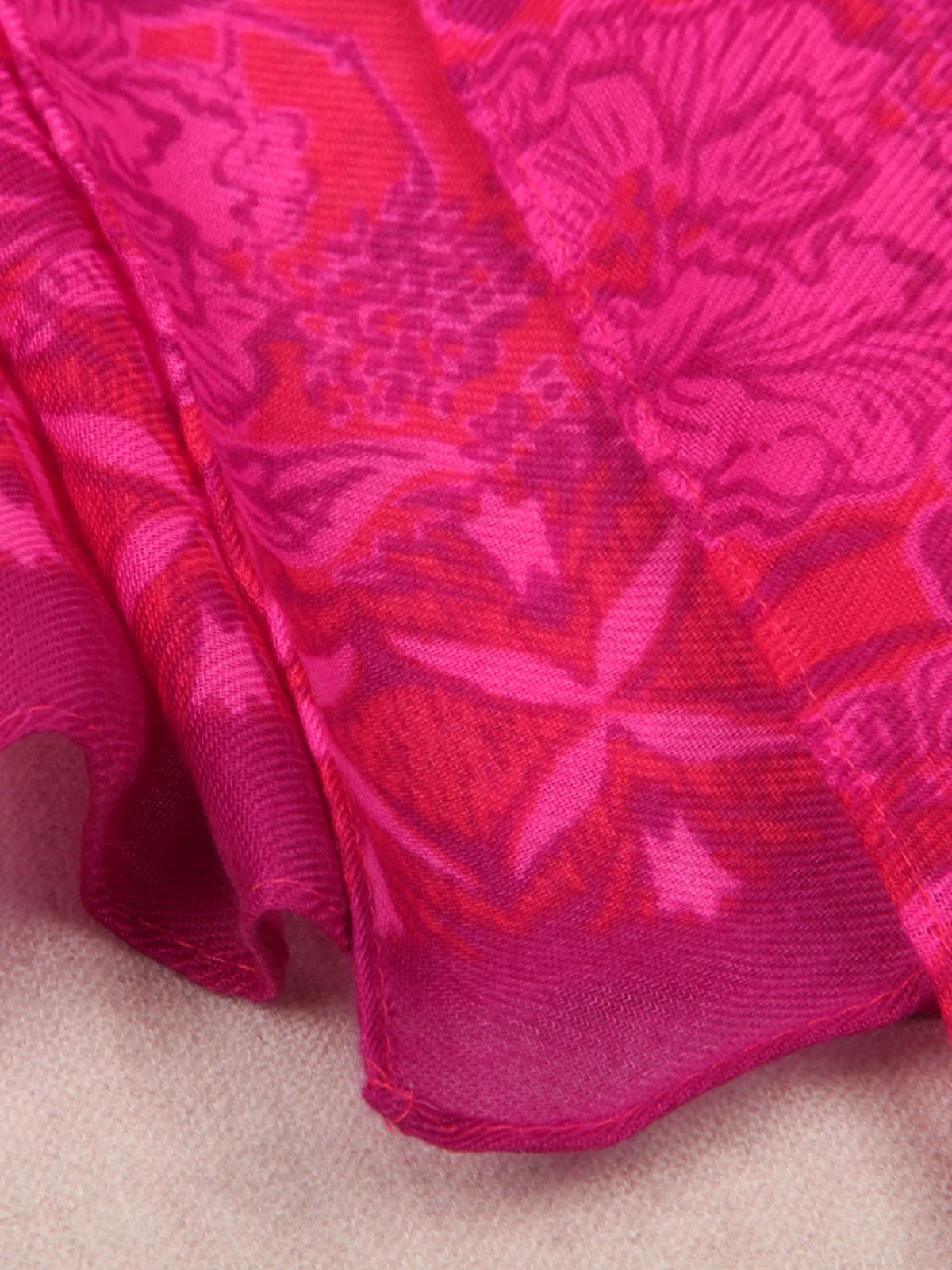 

Beach Vaion Sle Fluorescent Color Printed Scarf Super Beautiful Plant Flower Design Single Piece Polyester Fiber Scarf