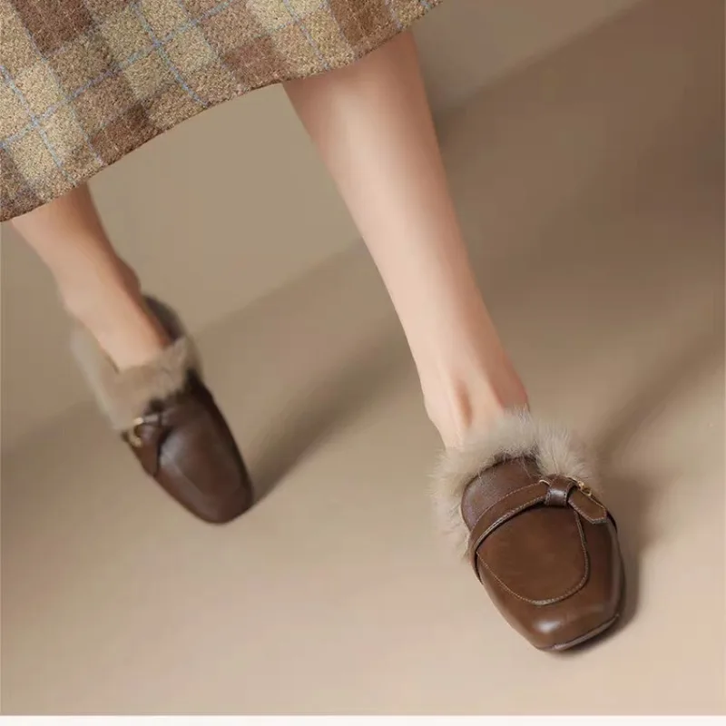 Женские пушистые тапочки, зимние теплые плоские полутапочки, модная Закрытая женская обувь, мюли, элегантные лоферы с металлической пряжкой, новинка 2024