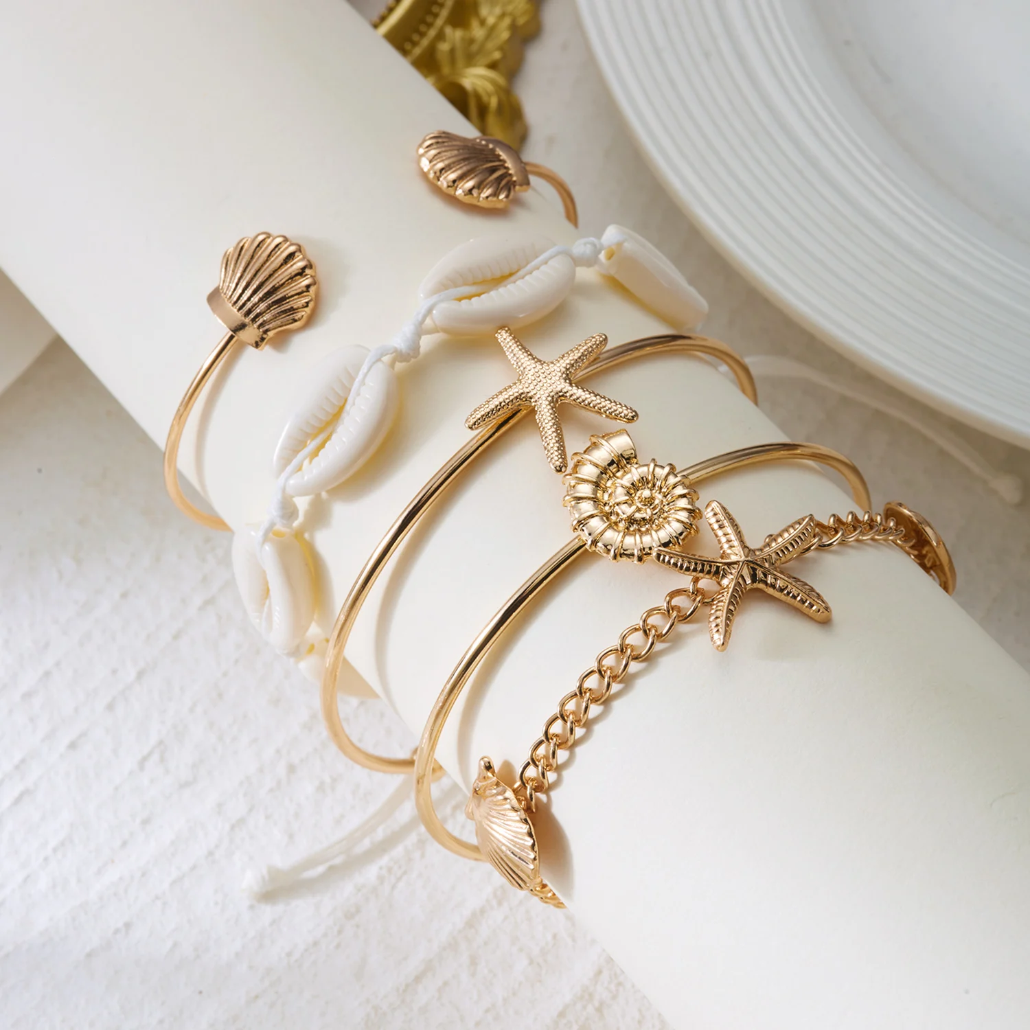 5-teiliges Set Sommer-Armreifen in Goldfarbe mit Seestern- und Muschelmotiven für Damen, Modische Meeres-Elemente, Trendige Strandparty-Schmuckstücke – Detail 6