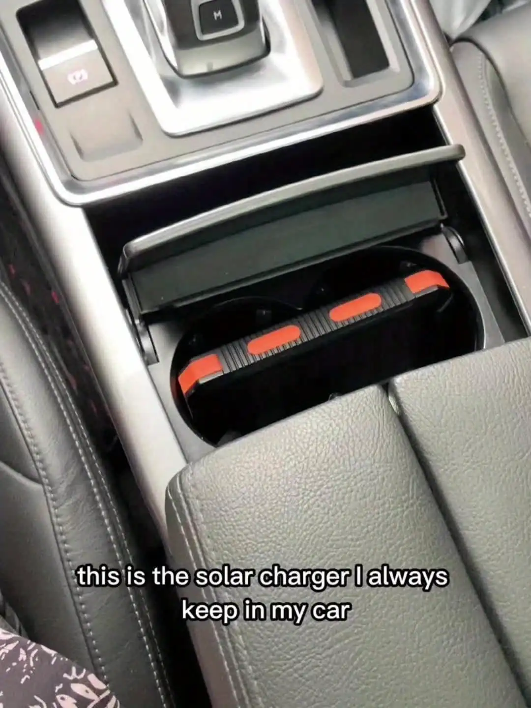 بنك الطاقة المحمول للأنشطة الخارجية، شاحن الطاقة الشمسية، يمكن شحنه بواسطة طاقة الطاقة الشمسية، مع مصباح يدوي فائق السطوع.