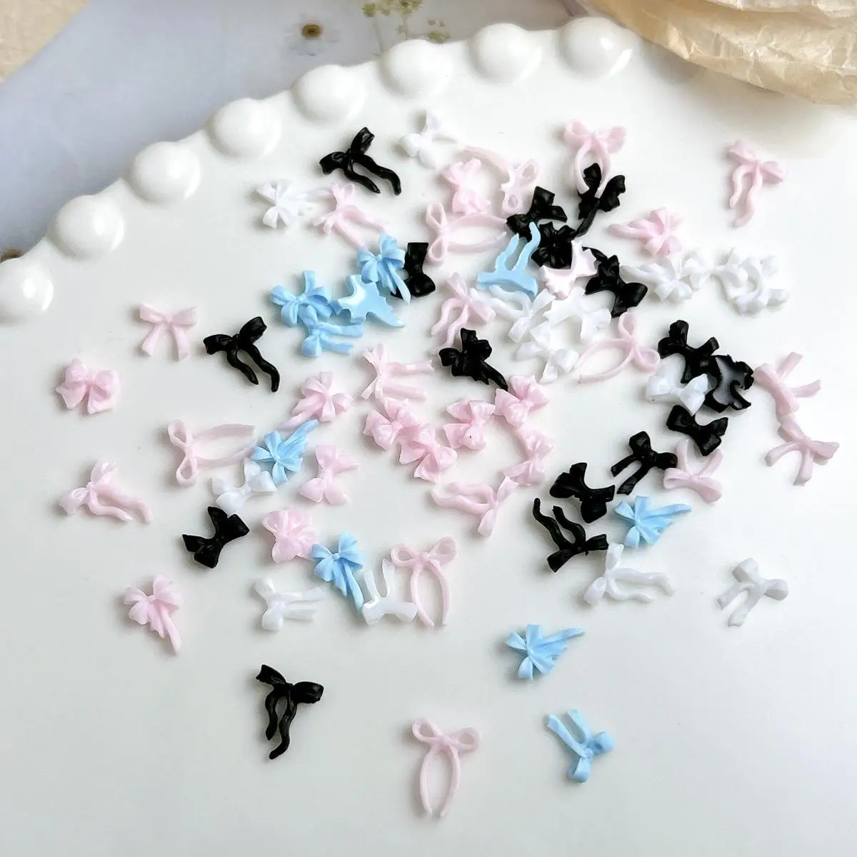 50PCS Mehrere Stil Linie Band Bögen Harz Nagel Charms Candy Farbe Süße Krawatten Bowknots Nail art Dekorationen für DIY Fee Nägel