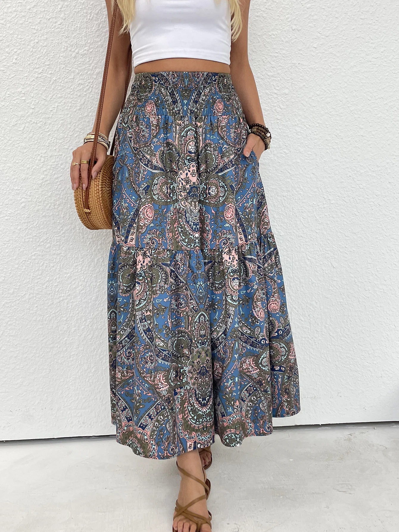 

Синяя расклешенная макси-юбка с узором пейсли. Юбка с высокой талией и эластичной резинкой на талии. Многослойная универсальная юбка с рюшами.