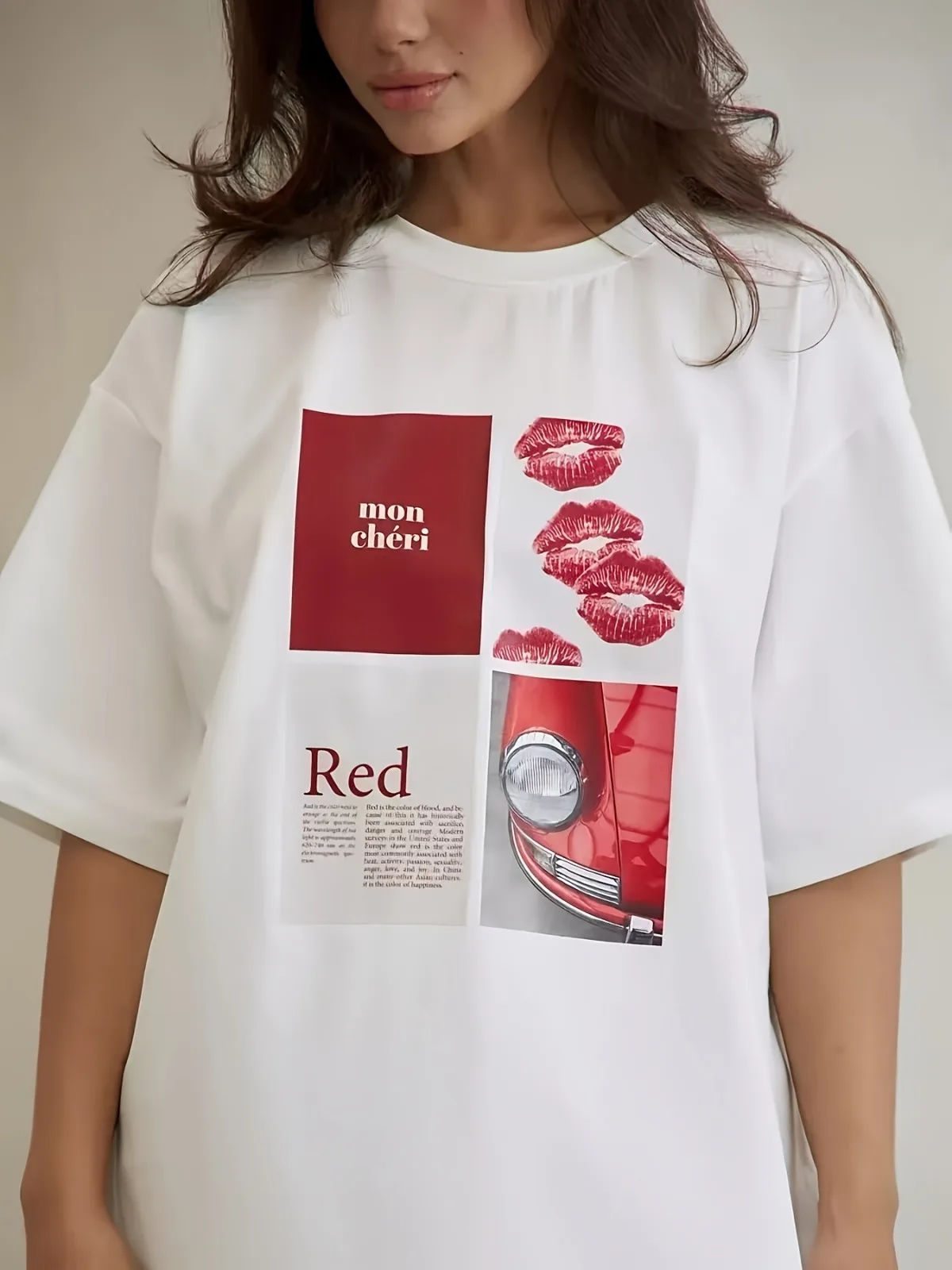 Damska luźna koszulka z okrągłym dekoltem - czarno-czerwone usta i nadruk \"Red\" Wygodna, całoroczna koszulka do prania w pralce