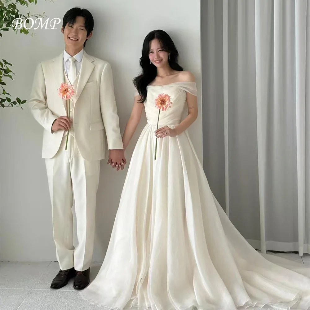 ชุดแต่งงานเจ้าหญิง BOMP แบบคอวี ไหล่เฉียง ทรงเอไลน์ ชายกระโปรงยาวลากพื้น สีไอวอรี่ ผ้าออร์แกนซ่า สไตล์เกาหลี สำหรับถ่ายภาพ ชุดเจ้าสาวสั่งตัด