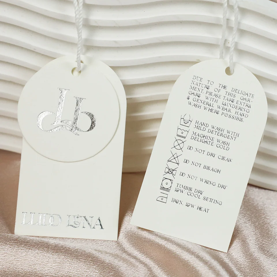 

Изготовленные на заказ бирки для одежды с логотипом из горячего серебра, экологически чистые переработанные бирки для одежды, футболки, куртки, джинсы, обувь