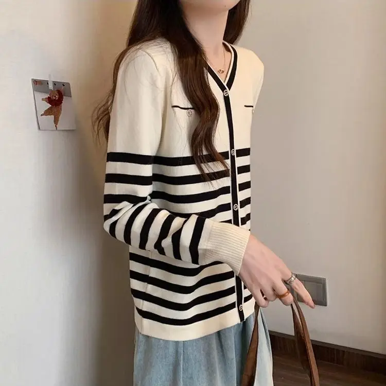 Popular Contrasting Striped Knitted Sweater with a Stylish and Loose Fit Slimming Effect Fashionable Pullover Knitted Base Top