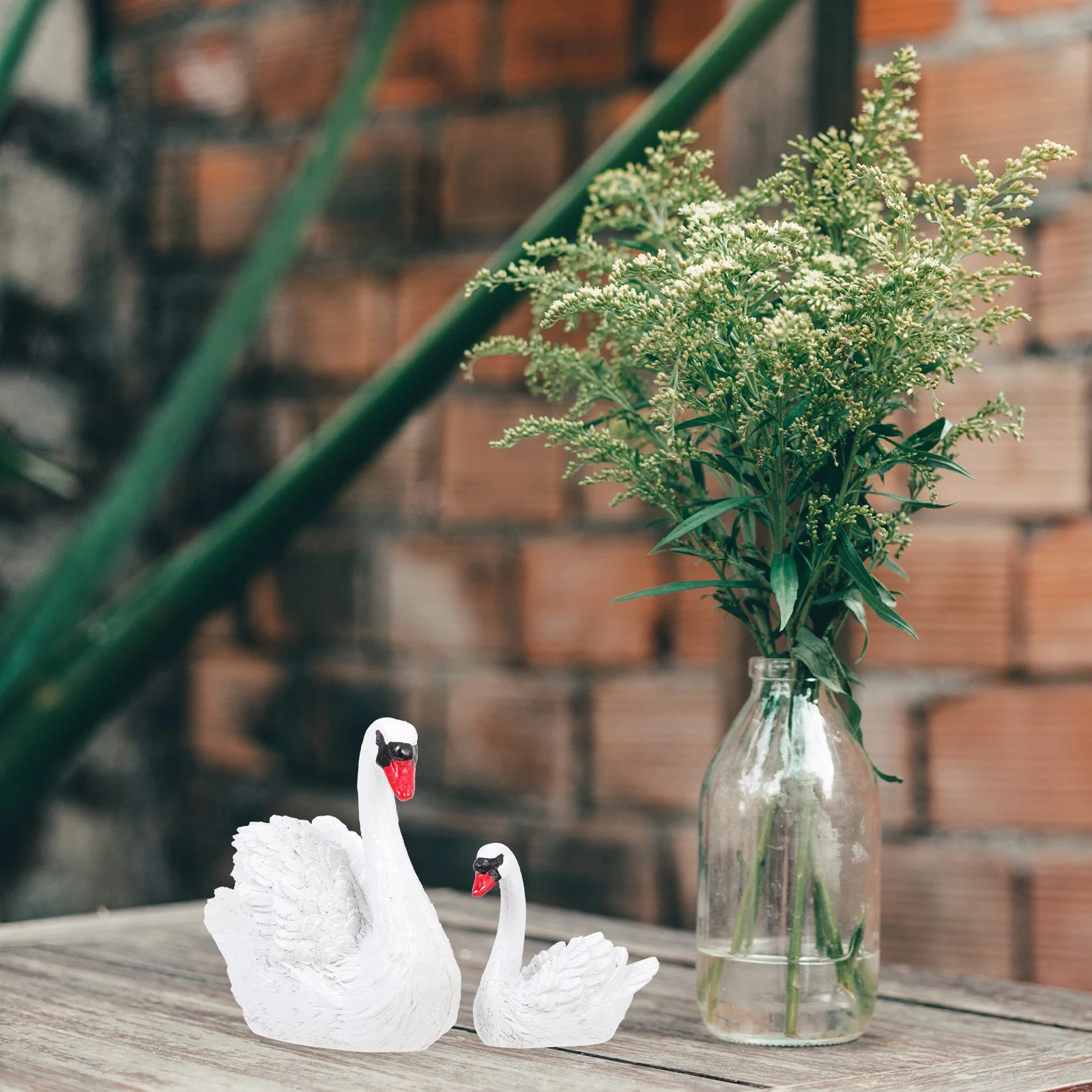 

1Pair Mother and Swan Ornaments Mini Resin Craft Exquisite Details Lifelike Appearance Garden Decor Accessory Balcony Yard