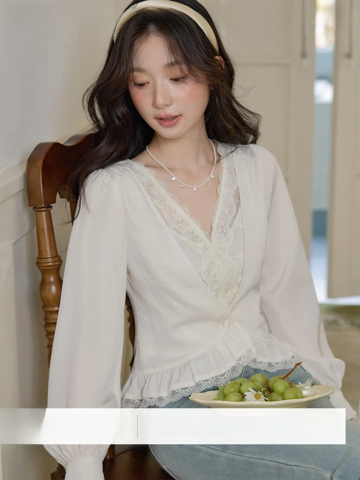 

Elegant V-neck Lace Patchwork Bubble Sleeve Shirt Draped Feeling Polyester Vine Squirrel Miss Floral Print Short Length Women...
