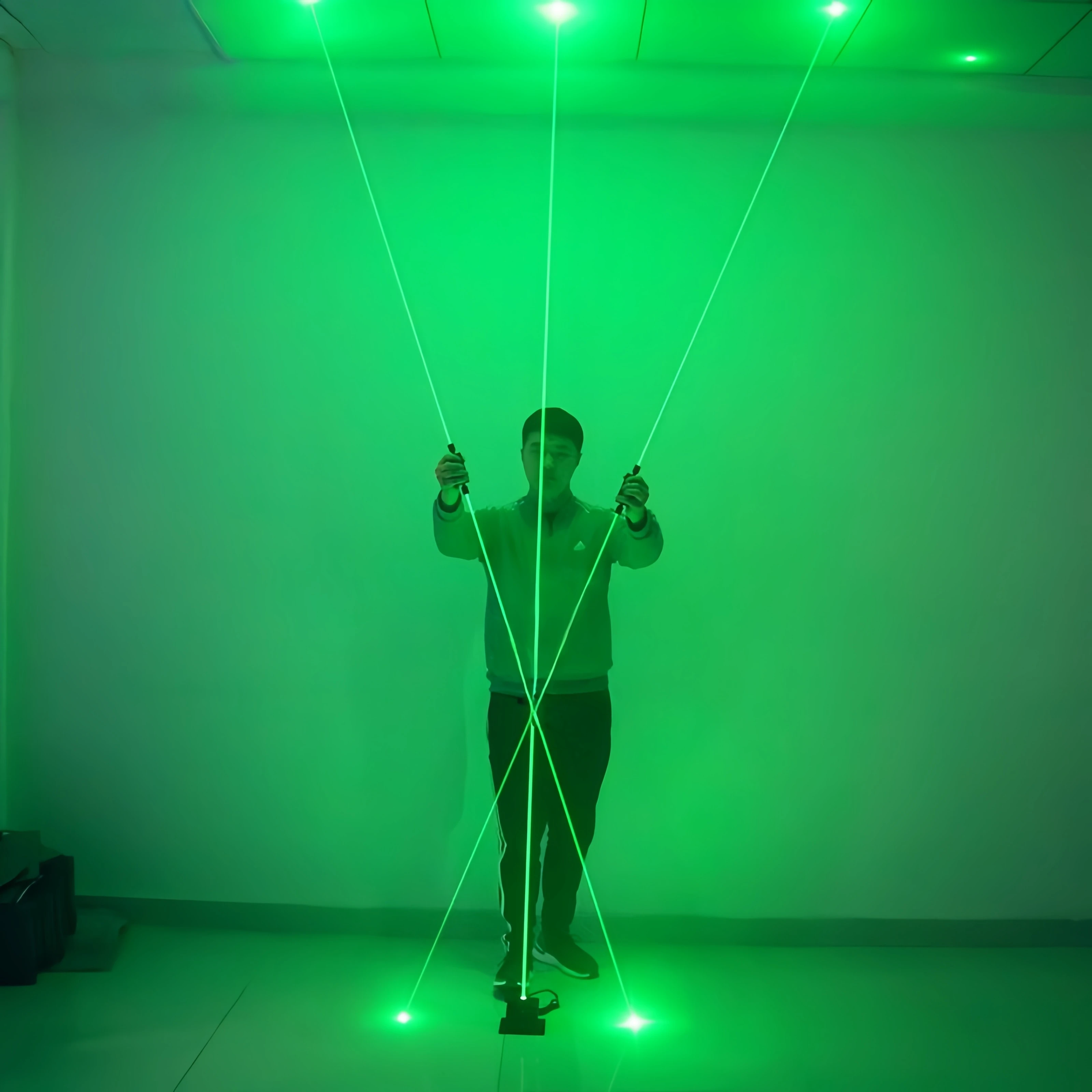 سيف ليزر فلورسنت كبير، عرض سحر - مراجعة Industrial Laser Beam وسعره