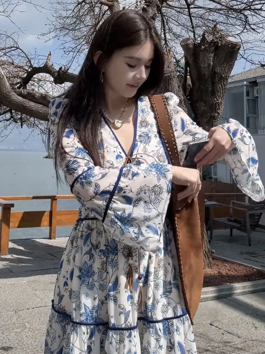

Retro Blue Floral Print V-Neck Dress for Plump Women Summer Vacation Long Dress Loose Fit A-Line Skirt Long Sleeve