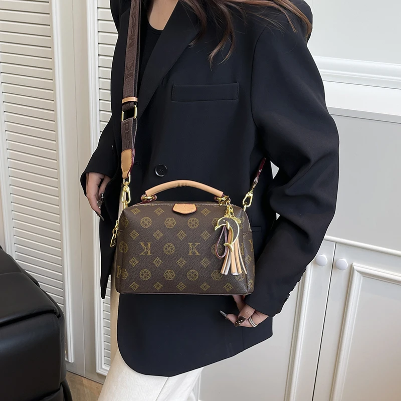 

Women's Handbag Made of Chrysanthemum-Patterned Leather Boasting High-End Paris Commuter Lasting Style