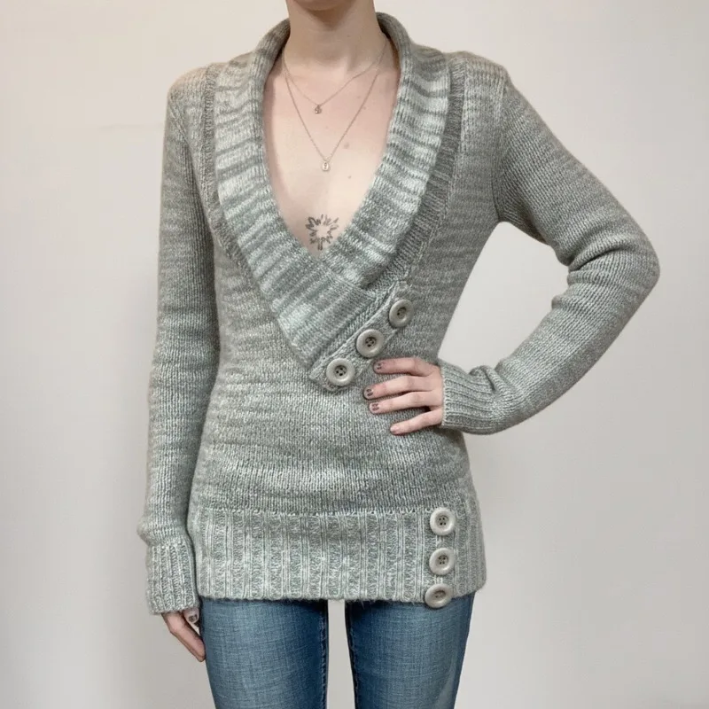 

Autumn Lazy Comfortable Casual Retro Design Sense V-neck Button Decoration Medium and Long Sweater