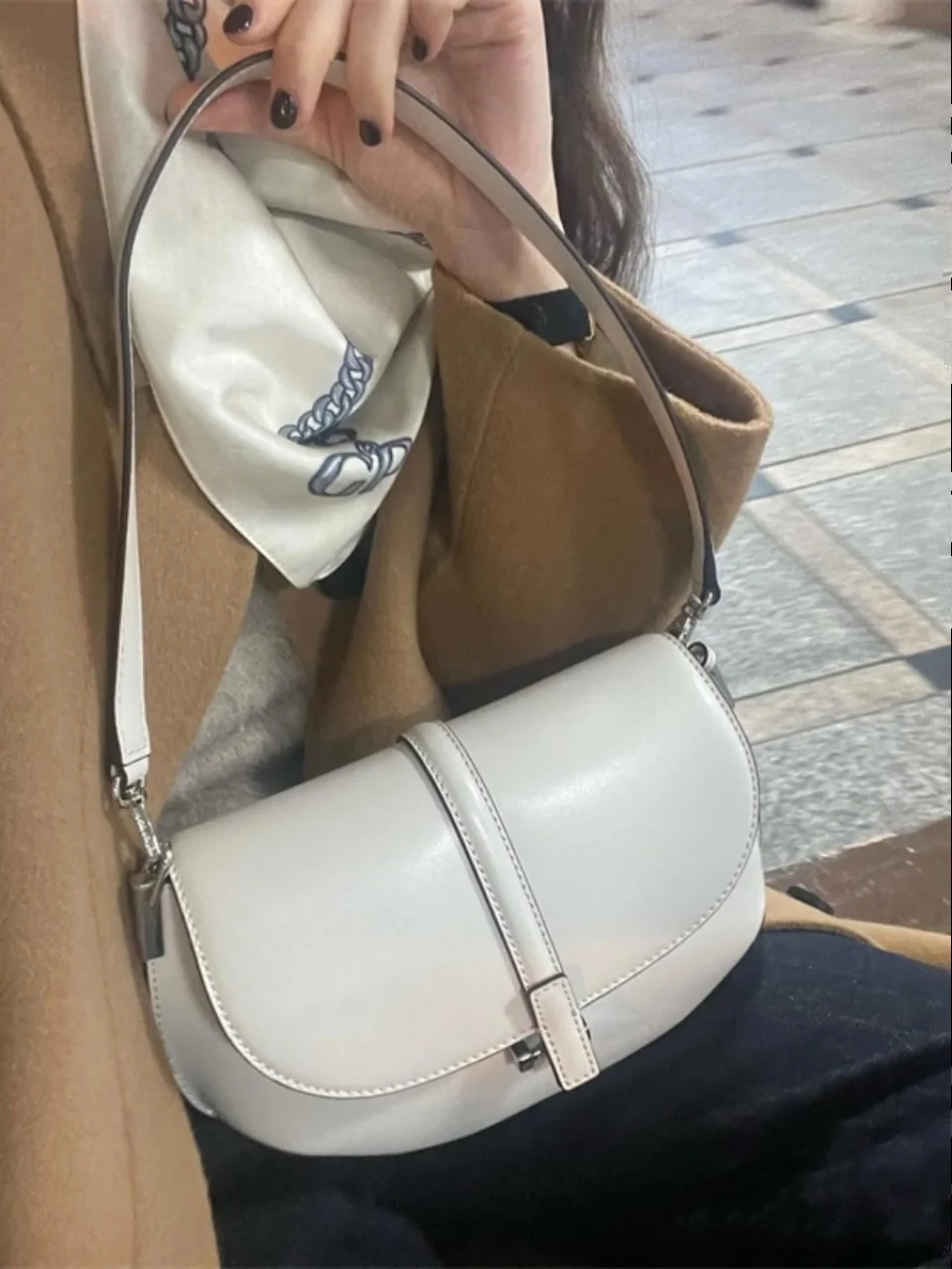 

2024 New Faionable Casual Versatile Saddlebag Women's Bag Leather Crossbody Underarm Envelope Sle Korean Sle Handbag