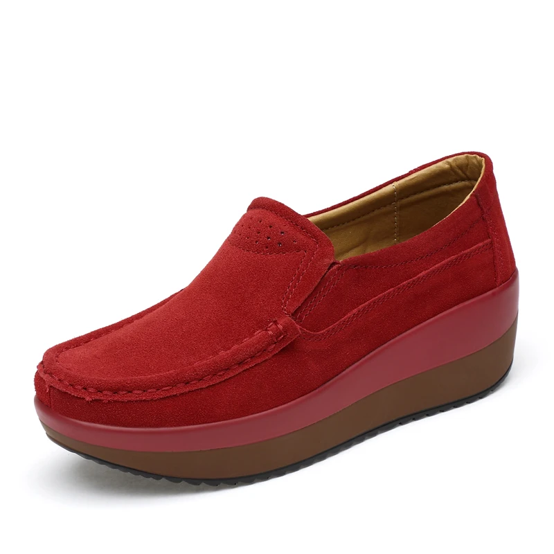 New women\'s leather flat casual sports shoes are light, comfortable and fashionable for walking. Large-sized loafers