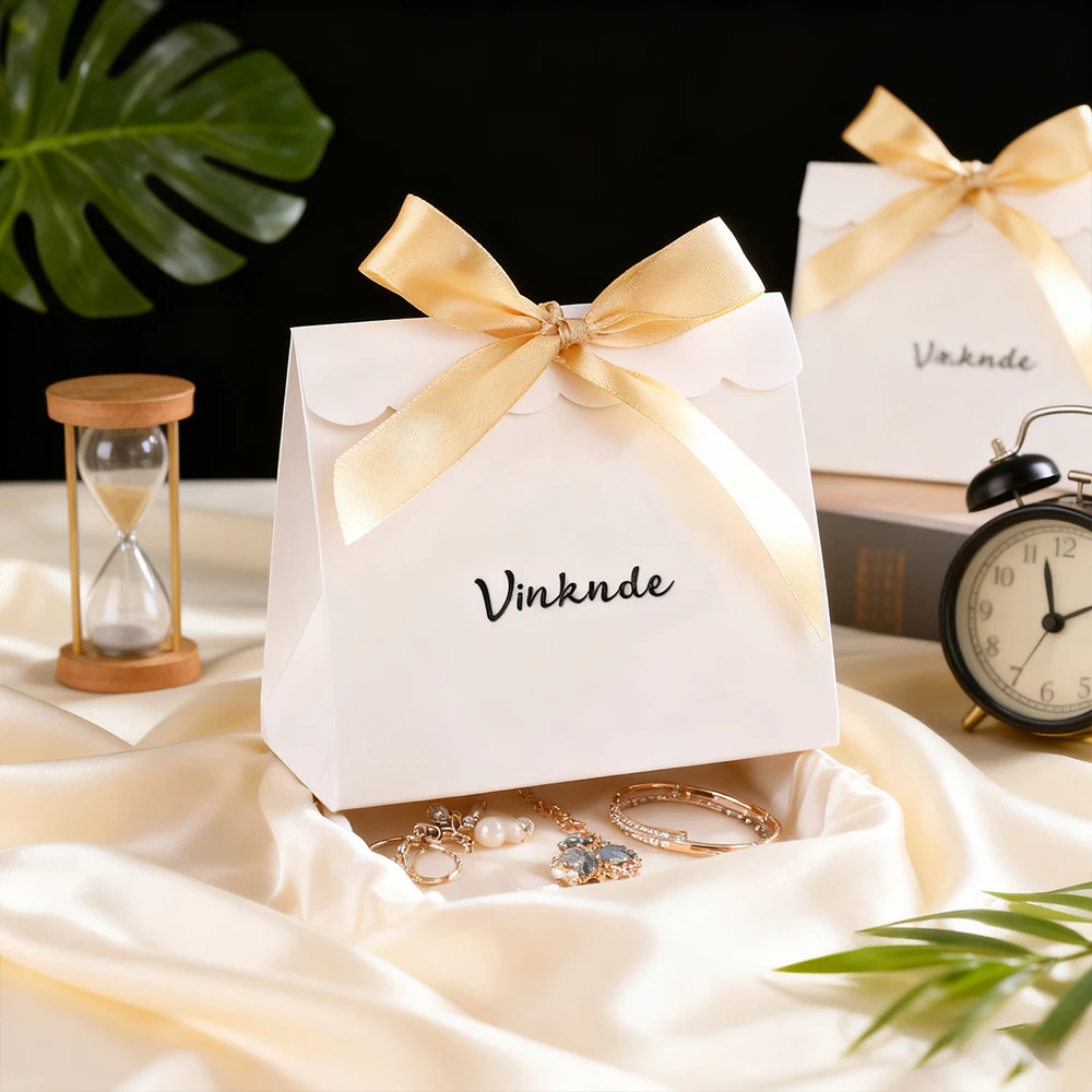 الفاخرة 12x6.5x10.5 سنتيمتر شخصية شعار الأبيض هدية كرافت ورقة أكياس الحلوى مع الشريط القوس مجوهرات العطور وشاح صناديق التعبئة والتغليف #5