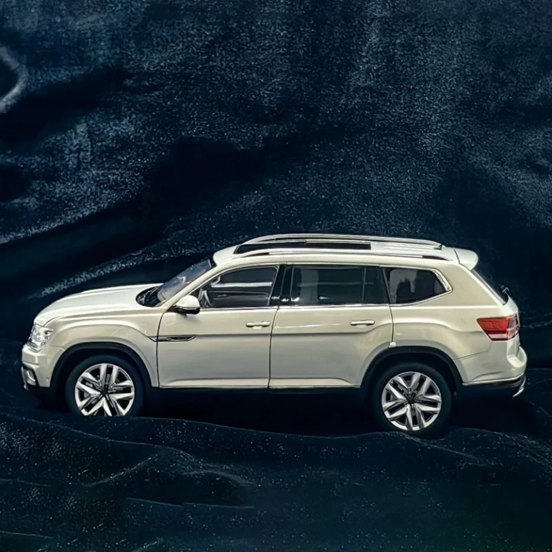 Termont Die-Cast Metal Replica,Alloy Simulation Car Model,Atlas,Decoration,Gift,Adult Collectible,silver,2017,1:18