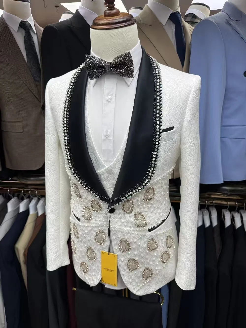 

Jacquard White Men Suits 2 Piece Blazer+Black Pants Luxury Crystals Stone Wedding Tuxedo Coat Customized Formal Office Jacket