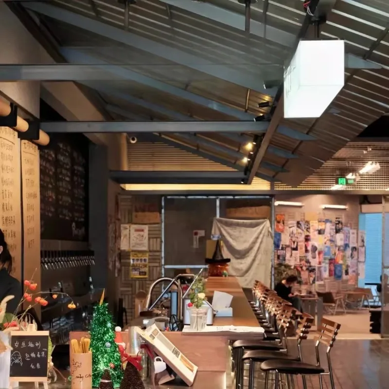 Рисунок 3 - Минималистичные черные барные стулья