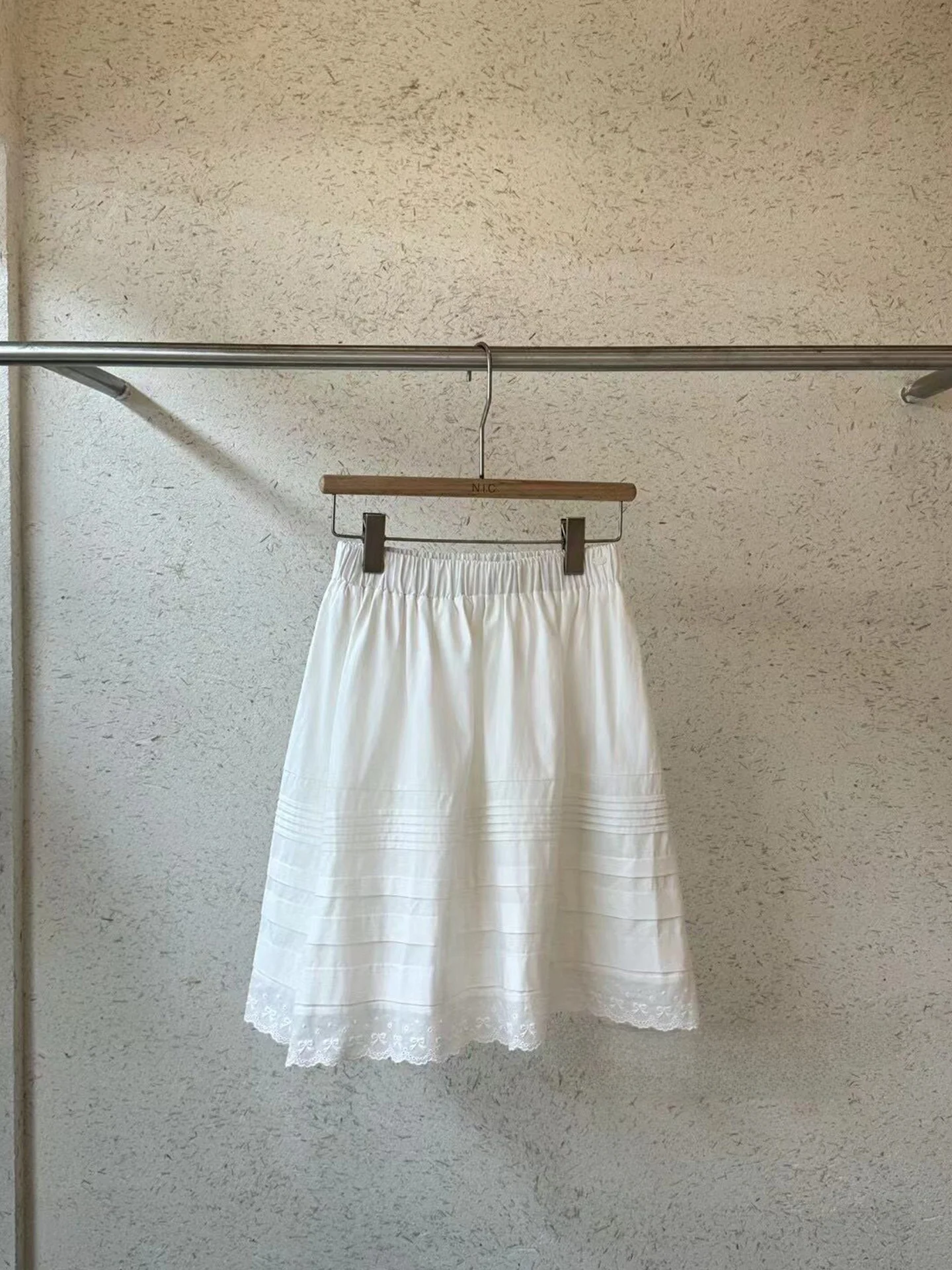 

Рекомендованная Эмили Клуд: Белая женская летняя модная юбка-миди с кружевом, плиссированная, А-силуэт, повседневная, с высокой талией