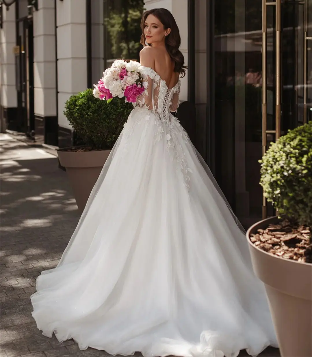 Eleganckie suknie ślubne z odkrytymi ramionami, zdobione aplikacjami, brokatem i koralikami, z wysokim rozcięciem, luksusowe suknie wieczorowe dla panny młodej.