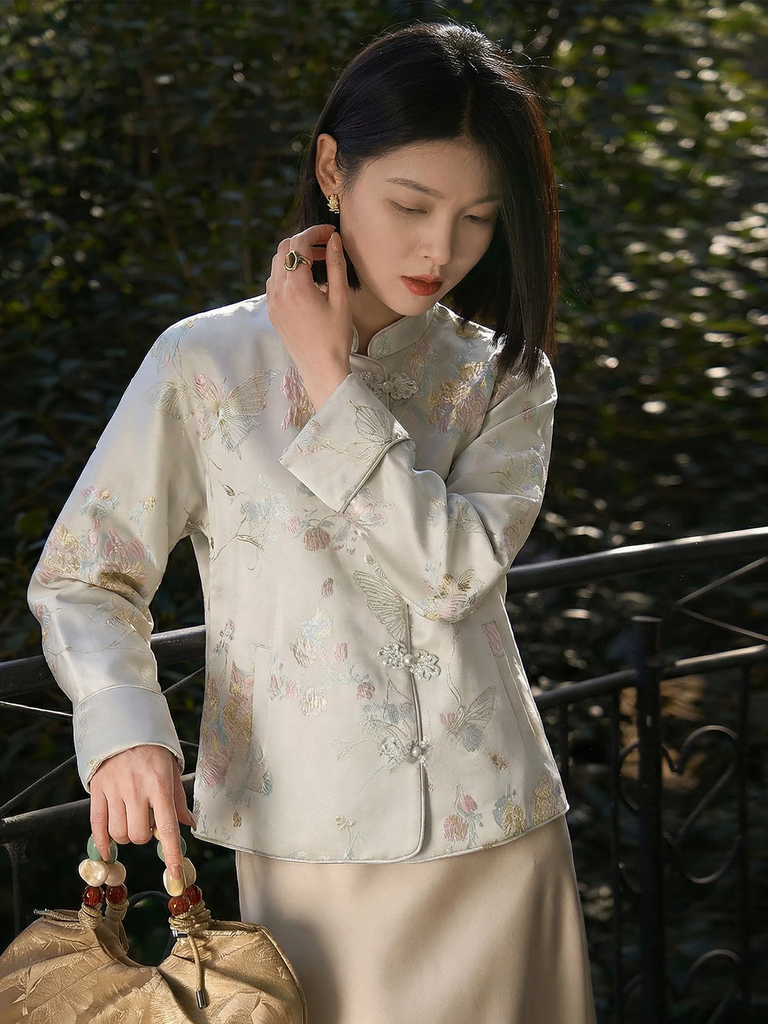 

Женская весенняя модная куртка-жакет с воротником-стойкой и жемчужными пуговицами, с цветочной вышивкой, в китайском стиле, премиум-класса