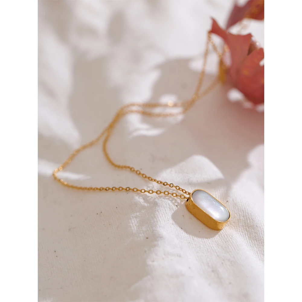 Collana con ciondolo in conchiglia naturale più spessa di qualità Yhpup Catena dorata in acciaio inossidabile Regalo di gioielli in stile coreano popolare versatile