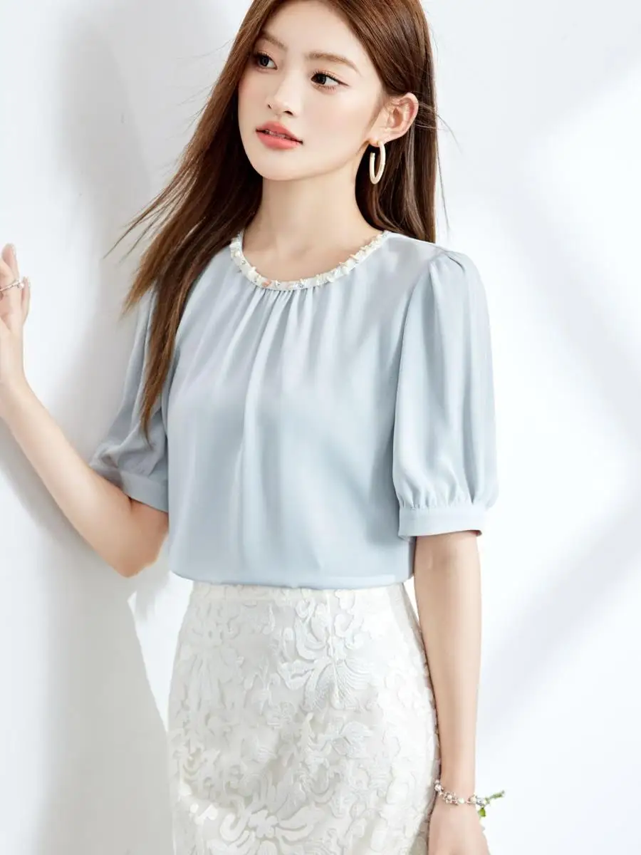 camisa-de-chiffon-de-cetim-de-manga-curta-novo-estilo-verao-2026-elegante-e-moderna-blusa-pequena-com-bolso-frontal-e-lenco