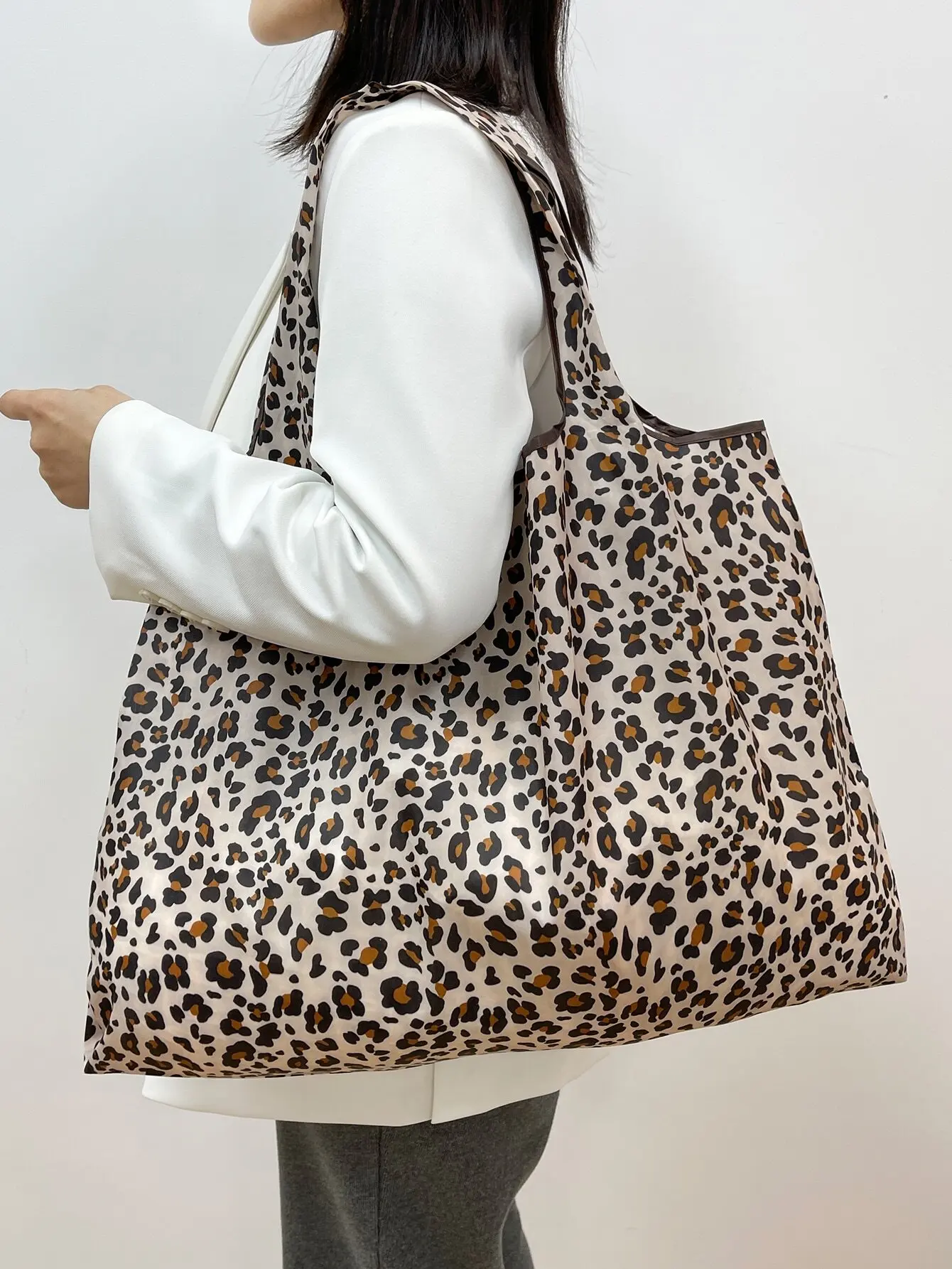 

This Large-Capacity, Foldable Casual Tote Bag Is A Must-Have Item For Autumn And Winter. It Is Fashionable And Portable, Suitable For Shopping, Travel, School, And Various Other Occasions. The Simple And Stylish Solid Color Design Is Perfect For Storing S