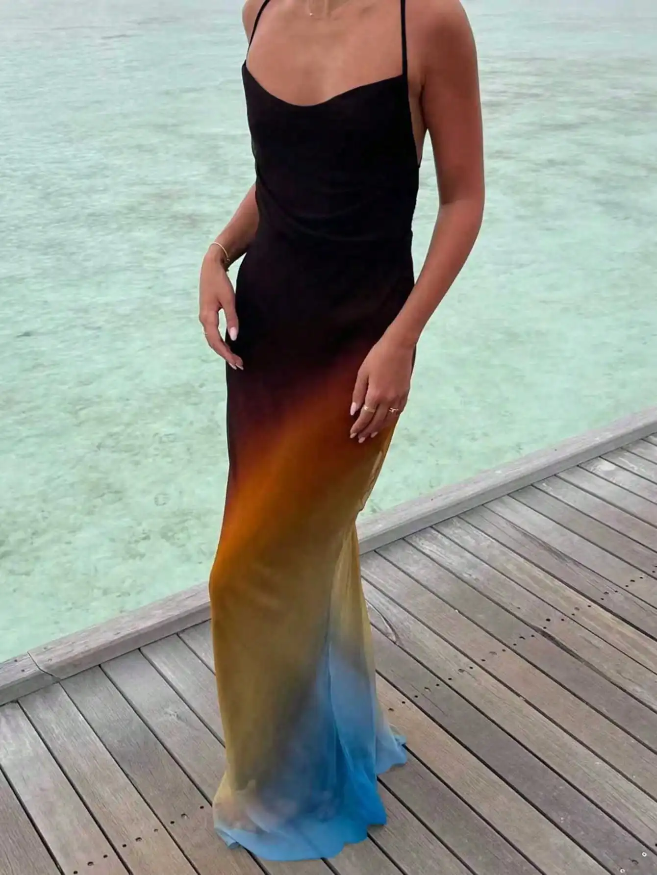 

Элегантное летнее платье макси с эффектом омбре, открытой спиной и тонкими бретелями.