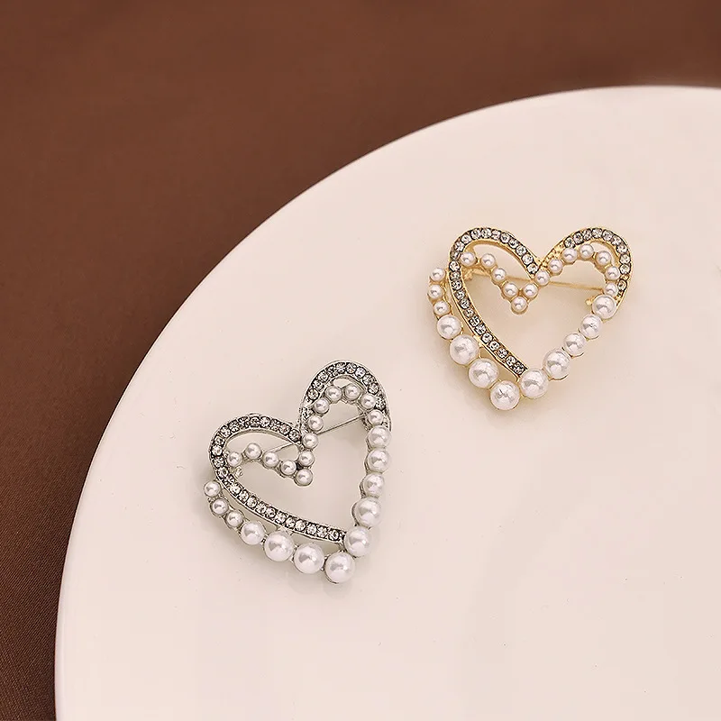 Design Pearl Heart-shaped Brooches for Women Exquisite Pin Fixing Anti Glare Clothing Accessories