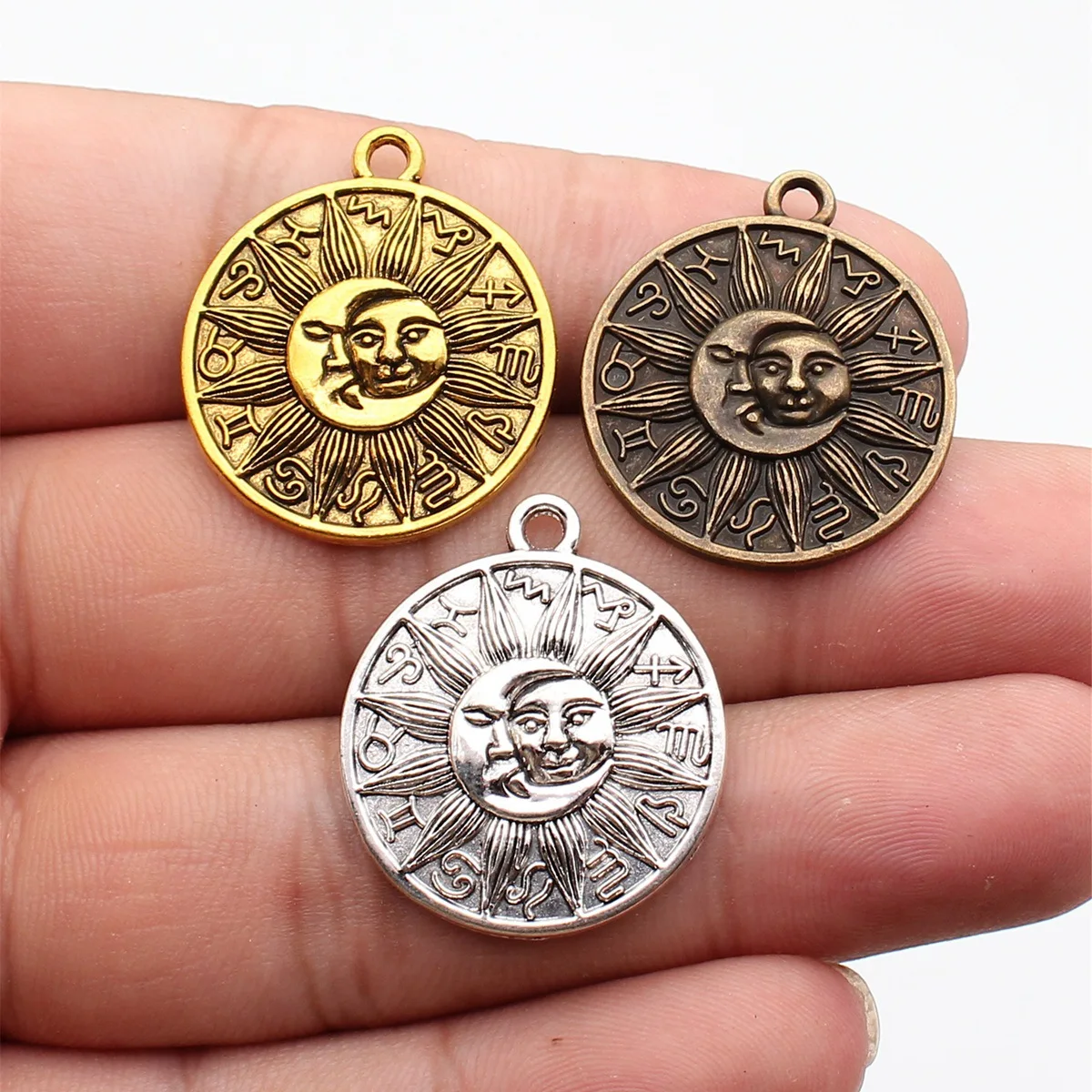 WYSIWYG 4 pièces 28x25mm forme ronde rétro zodiaque symbole soleil et lune Totem pendentif à breloque pour la fabrication de collier