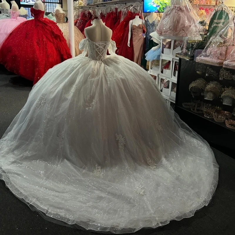 Abito da ballo bianco lucido Abiti Quinceanera con spalle scoperte Applique in pizzo con perline Tull di cristallo Festa di compleanno Dolce 16 Abito gilet