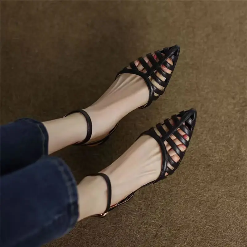 Modne damskie sandały 2024 letnie francuskie Retro grube obcasy szpiczaste eleganckie buty na niskim obcasie luksusowe sandały