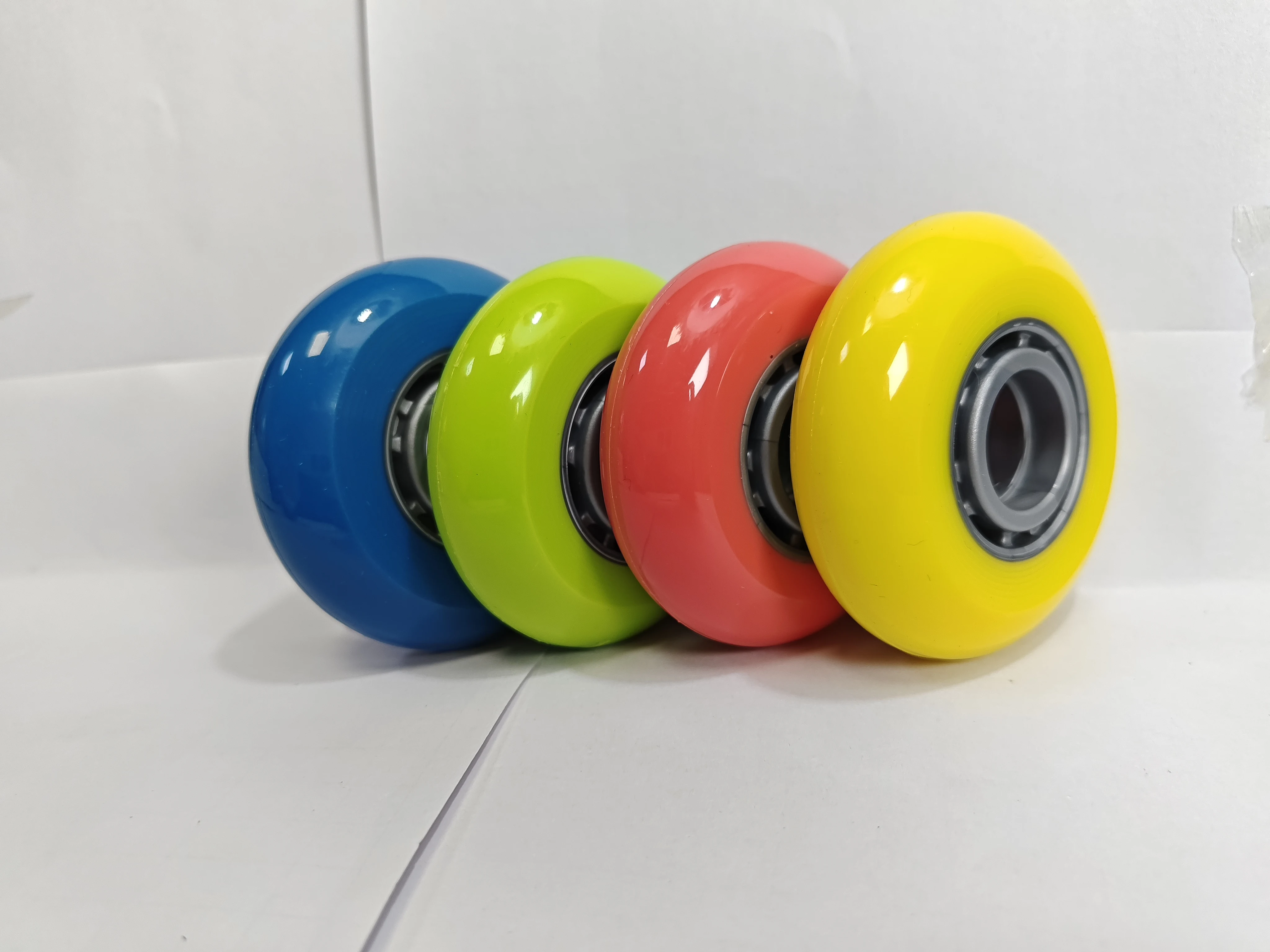 ベアリング付き72mmインラインスケート交換用ホイール2個、ベビーカーや荷物に適しています。
